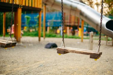 Genel parkta oyun üzerinde boş zincir sallanır