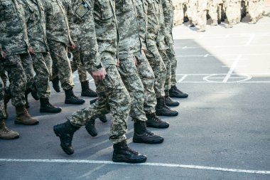 Askeri bot ordu yürüyerek tören alanı