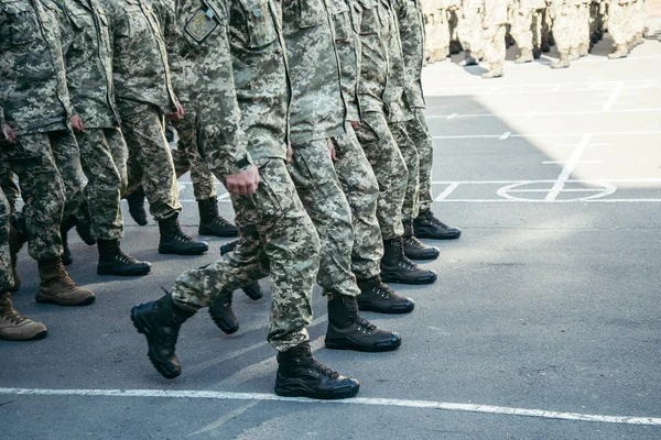 Esercito di stivali militari a piedi il campo di parata — Foto Stock