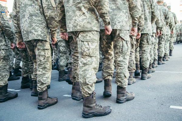 Esercito di stivali militari a piedi il campo di parata — Foto Stock