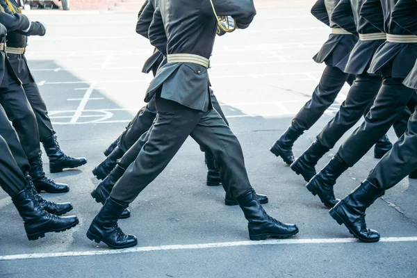 Στρατιωτικές μπότες στρατού με τα πόδια στο έδαφος παρέλαση — Φωτογραφία Αρχείου