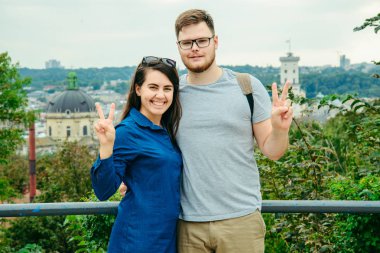 arka plan üzerinde Avrupa şehri ile Çift