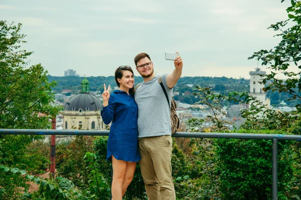 Couple taking selfie with european city on background — Stock Photo, Image