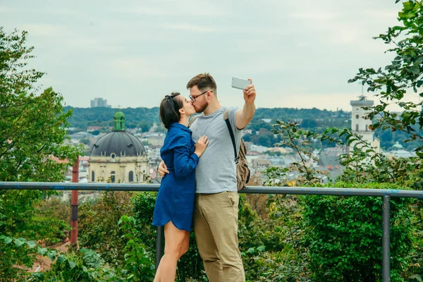 Çift alarak selfie arka plan üzerinde Avrupa şehri ile