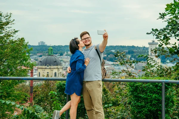 Çift alarak selfie arka plan üzerinde Avrupa şehri ile