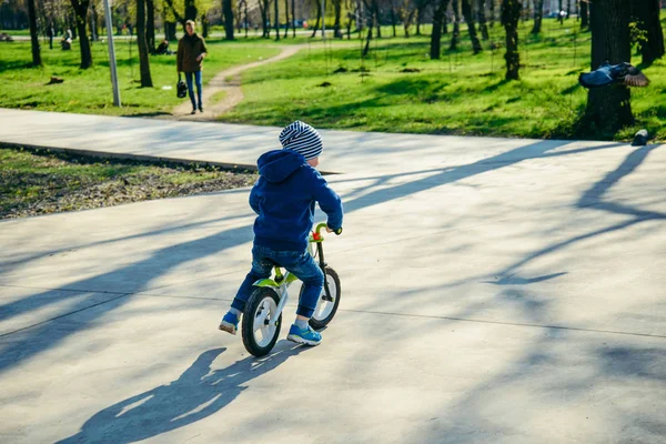 Kleiner Junge auf Laufrad — Stockfoto