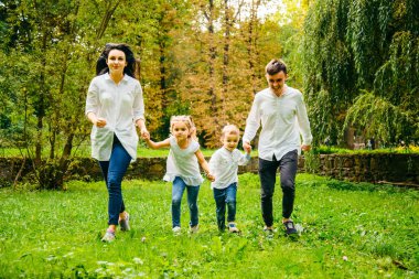 mutlu aile Şehir Parkı içinde çalışan