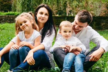 mutlu aile anne, baba, duaghter ve oğul portre oturacak