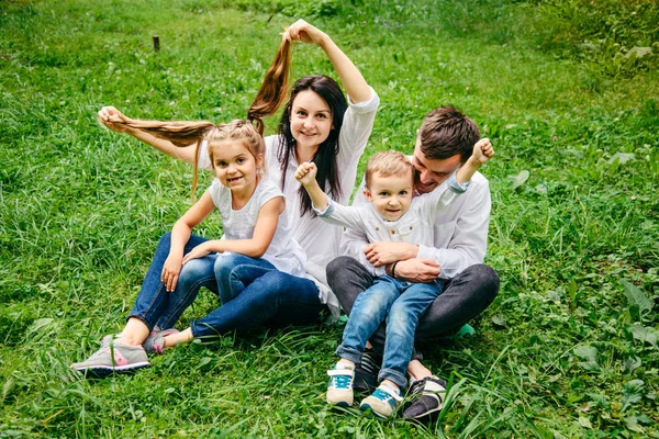 Retrato de la familia feliz madre, padre, duaghter e hijo se sientan en el suelo —  Fotos de Stock