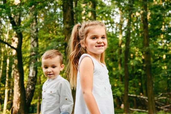 Smilling menino e menina retrato — Fotografia de Stock