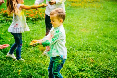 Babası doughet ve oğlu bayram boyalar ile oynamak