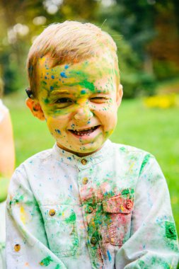 holi boyalar Şehir Parkı içinde çocukta smillin