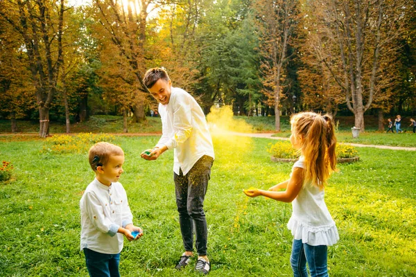 Padre doughet e hijo jugando con pinturas holi —  Fotos de Stock