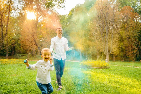Батьки і діти в парку долоні з голландськими фарбами — стокове фото