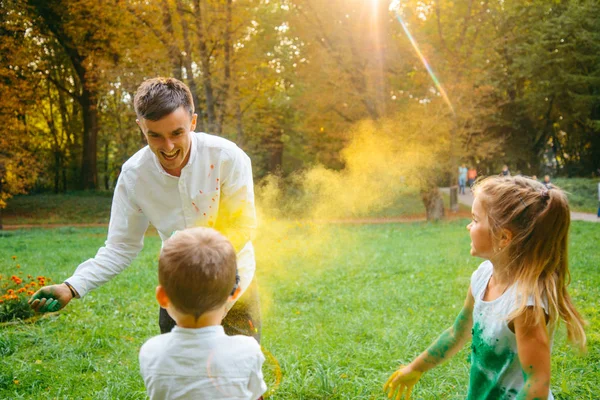 Padre doughet e hijo jugando con pinturas holi —  Fotos de Stock