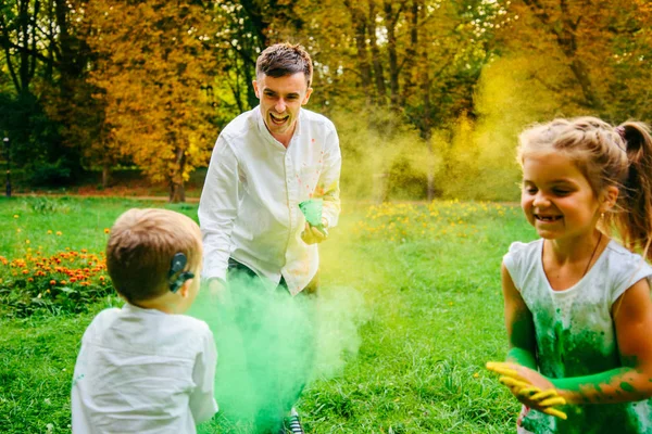 Padre doughet e hijo jugando con pinturas holi —  Fotos de Stock