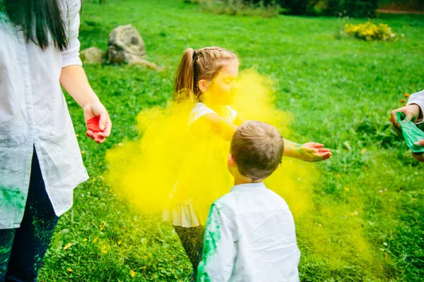 Baba Anne ve kızı parkta oynarken ve boyalar ile duş
