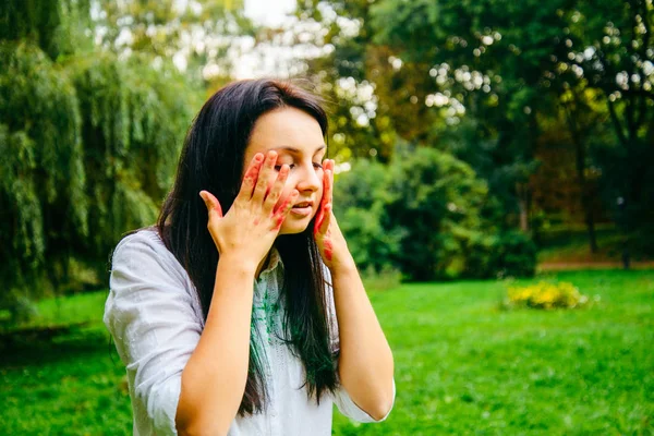 Gyönyörű kaukázusi nő játszik a holi festékek — Stock Fotó