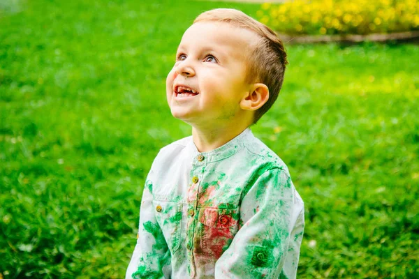 Smillin niño en pinturas holi en el parque de la ciudad —  Fotos de Stock