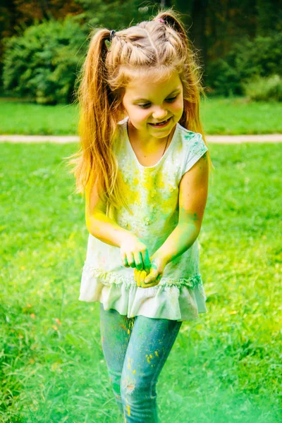 Retrato de una linda chica pintada en los colores del festival Holi . — Foto de Stock