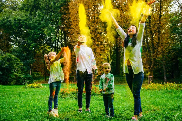 Мила європейська сім'я розміщення з голландськими фарбами в парку — стокове фото