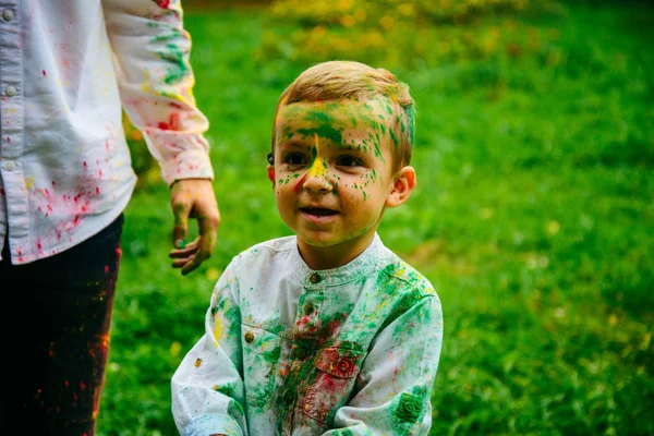 Babalar ve park palys holi boya ile çocuklarda