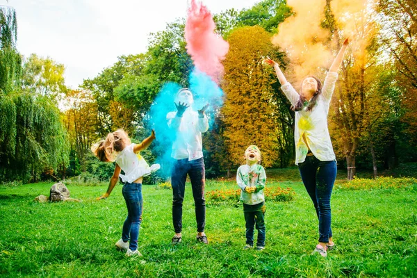 공원에 holi 페인트와 귀여운 유럽 가족 plaing — 스톡 사진
