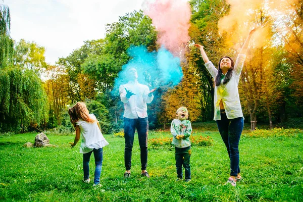 parkta holi boya ile şirin Avrupa aile plaing