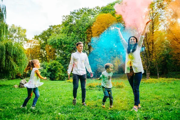 parkta holi boya ile şirin Avrupa aile plaing