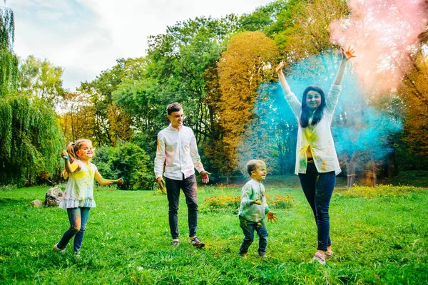 Мила європейська сім'я розміщення з голландськими фарбами в парку — стокове фото