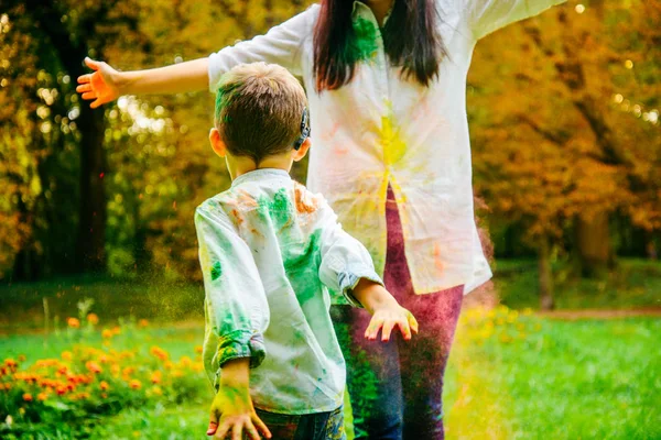 행복 한 어머니와 아들이 holi 페인트와 함께 연주 — 스톡 사진