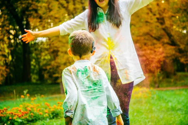 Mutlu anne ve oğlu bayram boyalar ile oynamak