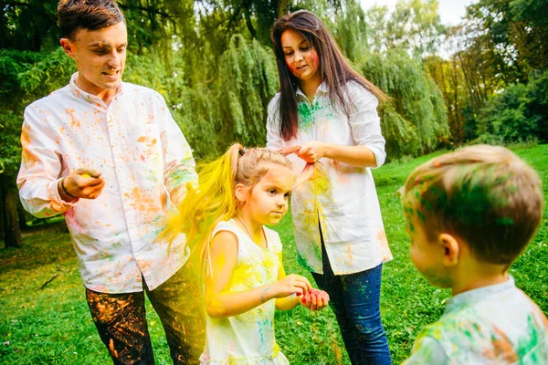 parkta holi boya ile şirin Avrupa aile plaing