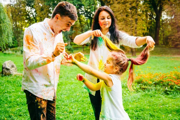 Baba Anne ve kızı çevresinde holi boyalar ile tam