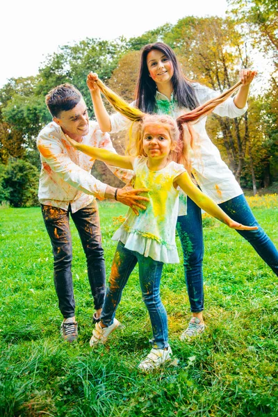 Baba Anne ve kızı çevresinde holi boyalar ile tam