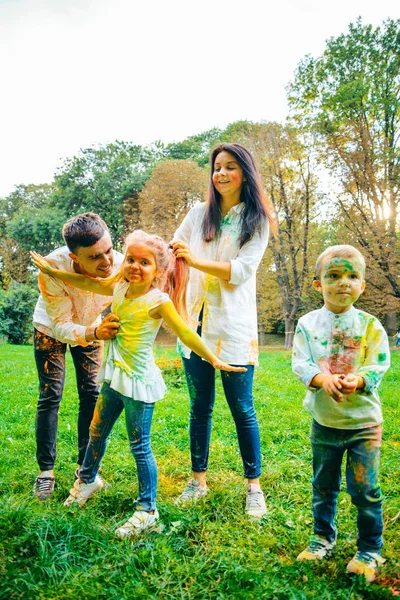 parkta holi boya ile şirin Avrupa aile plaing