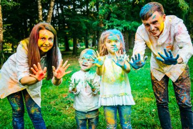 mutlu aile paly Şehir Parkı holi boya ile