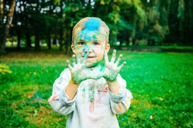 mutlu küçük çocukta her bayram boyalar