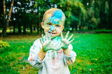 mutlu küçük çocukta her bayram boyalar