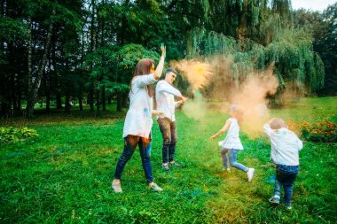 mutlu aile paly Şehir Parkı holi boya ile