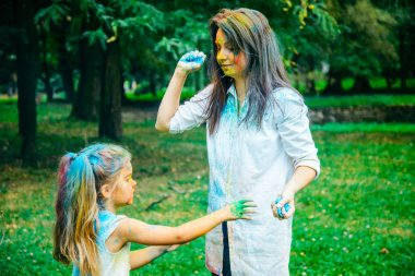 Anne ile oğlu bayram şehir parkında boyalar