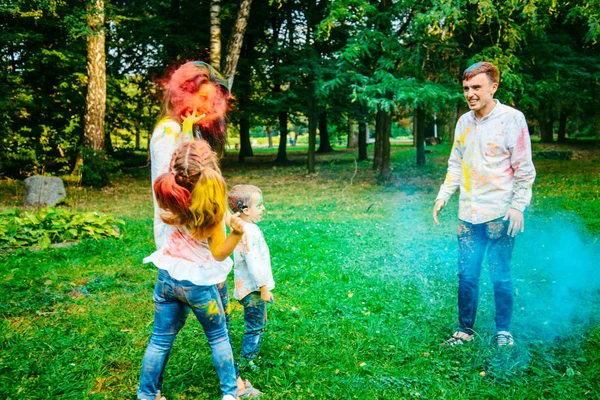 Glückliche Familie mit Holi-Farben im Stadtpark — Stockfoto