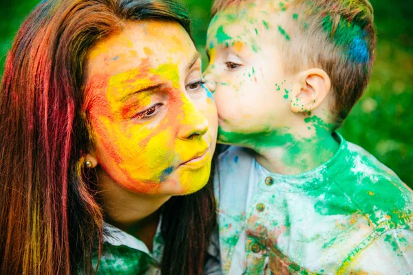 Anne ile oğlu bayram şehir parkında boyalar