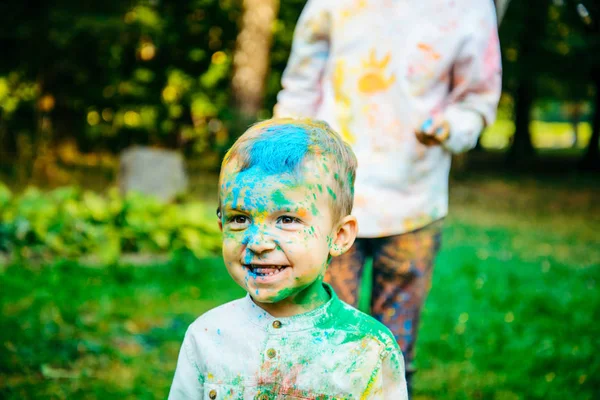 Niño feliz todo en pinturas holi —  Fotos de Stock