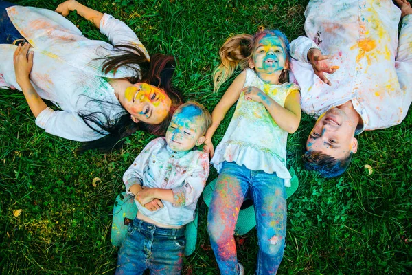 mutlu aile paly Şehir Parkı holi boya ile