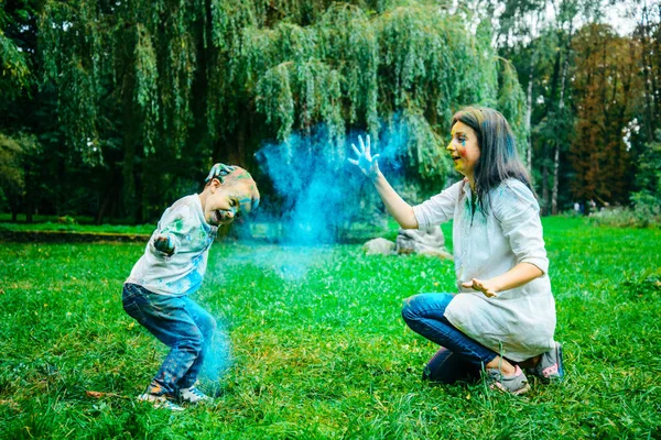 도시 공원에 holi 페인트에 아들과 어머니 — 스톡 사진