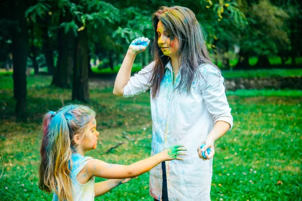 Anne ile oğlu bayram şehir parkında boyalar