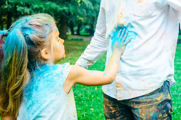 Padre con hija jugar en parque con pinturas holi — Foto de Stock