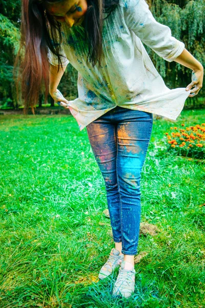 Retrato de mujer de pelo largo oscuro todo en pinturas holi — Foto de Stock