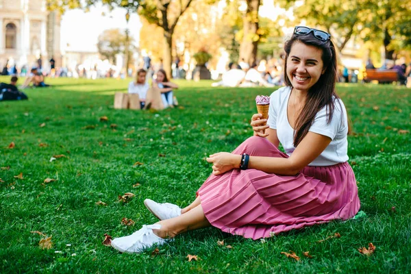 Mladá krásná žena si odpočinout ve stínu se zmrzlinou — Stock fotografie